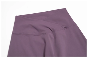 Gros plan du pantalon de yoga taille haute croisé en tissu mat violet foncé