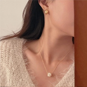Elegant 925 silver pearl pendant necklace and gold shell earrings set on a model