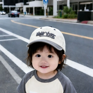 Casquette enfant avec broderie New York en style colorblock crème et gris clair