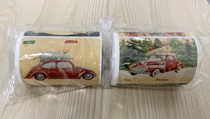 Vue macro de rouleaux d'autocollants de Noël avec motif de voiture rouge vintage