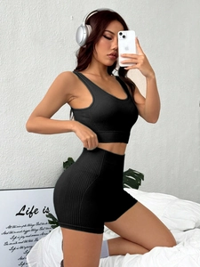 Completo yoga due pezzi a coste nero con crop top racerback e pantaloncini a vita alta