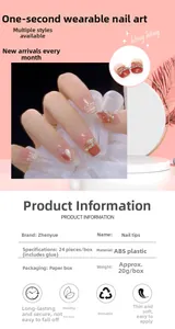 Dettaglio di unghie finte sfumate rosa con perle, strass e decorazione a catena dorata