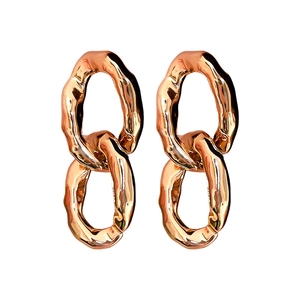 Boucles d'oreilles dorées irrégulières en métal martelé au design géométrique moderne