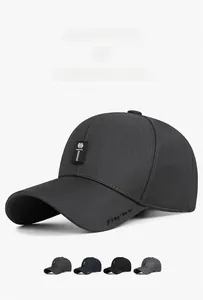 Detail des hochwertigen Baumwoll-Twill-Stoffs und des Gummilogos auf einer Baseballkappe