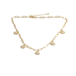 Détail du collier chaîne trombone doré avec cinq breloques œil de soleil et zircons fins