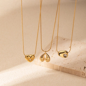 Collane chic in acciaio inossidabile placcato oro 18K con ciondoli cuore e goccia
