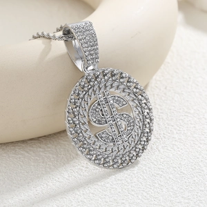 Détail d'un pendentif signe dollar argenté avec des strass étincelants sur une chaîne corde