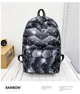 Detalle de mochila acolchada en negro y gris con estampados de corazones y estrellas