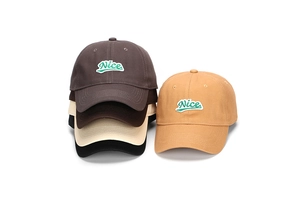 Détail de casquettes vintage avec broderie Nice verte sur coton de qualité supérieure