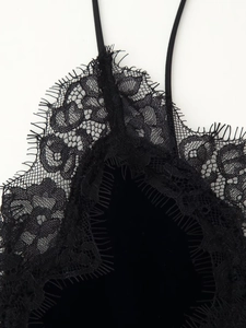 Détail de la dentelle cils noire délicate et du velours sur une robe de mode