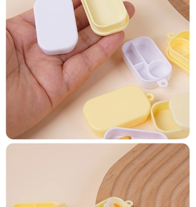 Miniatuur bento box voor poppenhuis met verdelers en deksel in zachtgeel en wit
