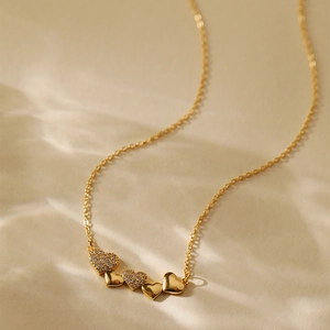 Elegante goldene Halskette mit fünf verbundenen Herzen und funkelnden Zirkon-Akzenten