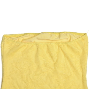 Gros plan sur la robe bustier en dentelle jaune avec bord élastique et texture florale