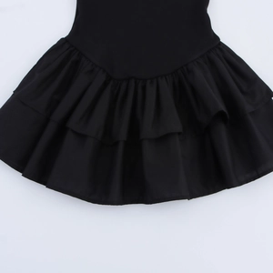Robe courte noire dos nu coupe ajustée avec ourlet à volants superposés style ballet