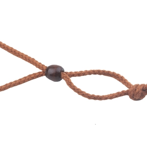 Chapeau de cowboy d'été avec jugulaire tressée marron et boucle en perle de bois