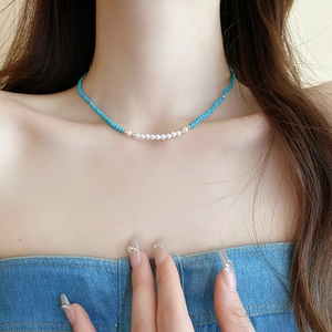 Vue détaillée du collier fait main avec perles bleues et perles d'eau douce blanches