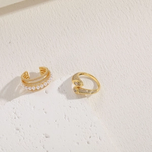 Vergoldetes Set aus Ring und Ohrmanschette mit Perlen und Zirkonia im Marquise-Schliff