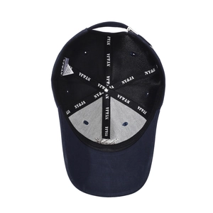 Casquette de baseball bleu marine montrant la structure interne et la boucle réglable