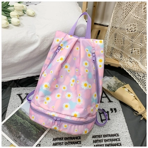 Detail der Yoga-Rucksack mit Trockentrennung und Gänseblümchen-Druckmustern