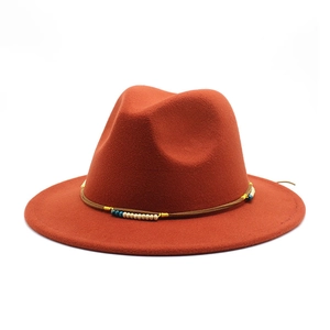 Dettaglio della fascia in corda intrecciata marrone e perline di legno colorate sul cappello