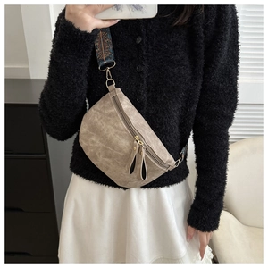 Détail du sac de poitrine rétro marron avec large bandoulière ethnique géométrique