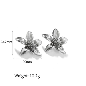 Silver flower earrings in 18k gold plated steel with dimensions 28.2mm by 30mm