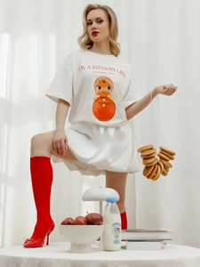 Λεπτομέρεια από λευκό βαμβακερό T-shirt με τύπωμα Russian Girl και σχέδιο μπάμπουσκα