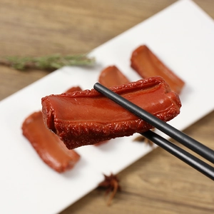 Realistischer PVC Schweinerippchen Schlüsselanhänger Essensmodell mit Stäbchen gehalten