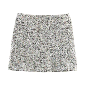 Mini-jupe chic à paillettes argentées avec reflets multicolores sur fond blanc
