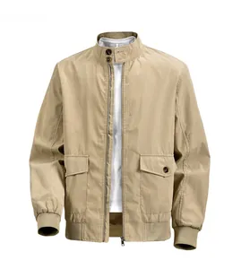 Details einer khakifarbenen Stehkragenjacke mit Metallreißverschluss und Pattentaschen