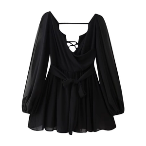 Détail de robe noire à manches longues avec décolleté en V et laçage au dos