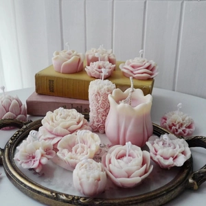 Prachtige set roze geurkaarsen in bloemvorm, handgemaakte aromatherapiekaarsen voor thuisdecoratie.