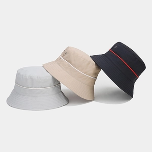 Trois chapeaux imperméables gris, beige et marine avec évents et coutures détaillées