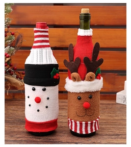Details von gestrickten Weihnachts-Weinflaschenhüllen mit Schneemann- und Rentier-Motiven