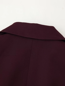 Gros plan détaillé de l'encolure dos du blazer bordeaux montrant la texture tissée