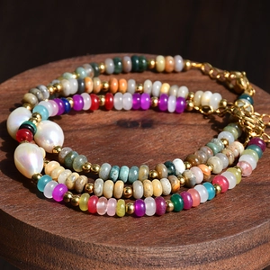 Vue détaillée de bracelets de perles naturelles et d'eau douce aux accents dorés