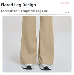 Détail de l'ourlet évasé du pantalon de yoga taille haute en tissu beige doux