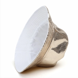 Détail du chapeau bob doré métallisé avec motif à losanges et doublure intérieure blanche