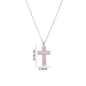 Dettaglio del ciondolo a croce in cristallo rosa con dimensioni 32,6 cm per 2,0 cm