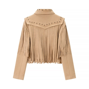 Detailweergave achterkant kaki suède jas met western franjes en zwarte studs