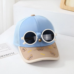 Detail der Kinder-Basecap mit blauem Netz, weißer Sonnenbrille und Bären-Aufdruck