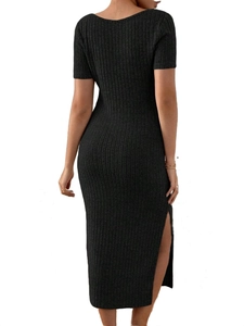Robe de maternité moulante en maille noire avec fente latérale chic et texture côtelée