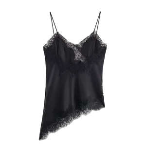 Detailansicht eines schwarzen Satin-Tops mit feiner Spitze und schmalen Trägern
