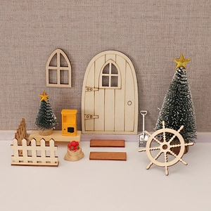 Miniatur-Weihnachtstür und Fensterset aus Holz mit kleinen Tannenbäumen und Zubehör