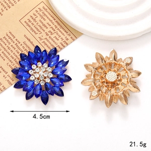 Blue rhinestone sunflower brooch in gold plating with a 4.5cm diameter measurement