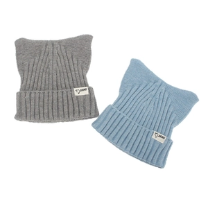 Bonnets en tricot avec oreilles de chat en gris et bleu clair, texture côtelée