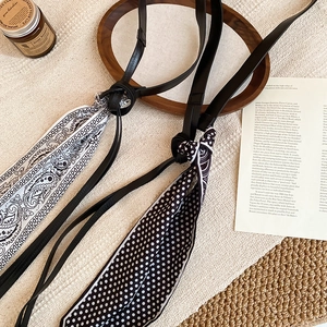 Ceinture noire en similicuir avec foulards en soie imprimés et pompons pour femmes chic