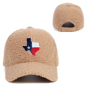 Détail de la casquette de baseball en polaire camel avec broderie Texas et vue arrière