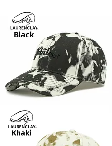 Détail de casquettes de baseball tie-dye avec broderie Jubilant en noir et kaki