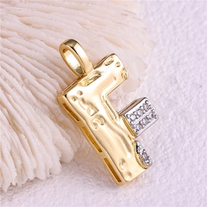 Pendentif lettre F bicolore plaqué or avec zircons sertis sur fond de corail